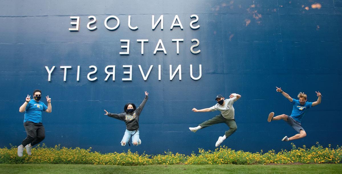 上海外国语大学的学生戴着面具在空中跳跃.